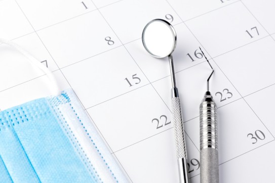 Dentalinstrumente liegen auf einem Terminkalender
