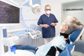 Ersin Kamberci bespricht Behandlung mit Patientin