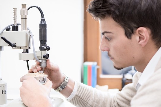 Zahntechniker bei der Arbeit