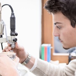 Zahntechniker bei der Arbeit