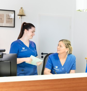 Besprechung am Empfang | Zahnarztpraxis Kamberci in Olpe