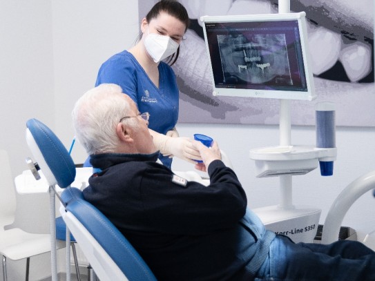 Patient mit ZFA im Behandlungszimmer | Zahnarztpraxis Kamberci in Olpe