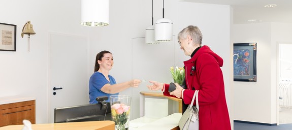 Patientin mit Nadine Clemens am Empfang