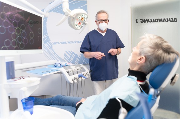 Ersin Kamberci bespricht Behandlung mit Patientin