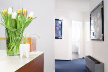 Empfang und Flur | Zahnarztpraxis Kamberci in Olpe
