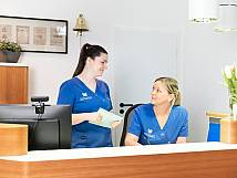 Besprechung am Empfang | Zahnarztpraxis Kamberci in Olpe