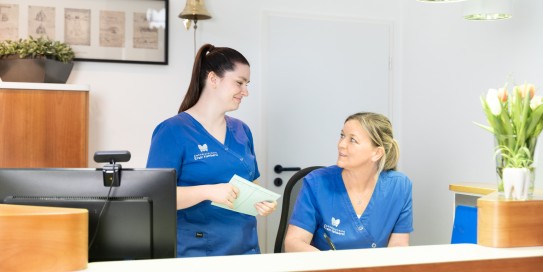 Besprechung am Empfang | Zahnarztpraxis Kamberci in Olpe