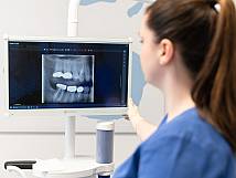 ZFA zeigt Röntgenbild der Zähne | Zahnarztpraxis Kamberci in Olpe