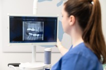 ZFA zeigt Röntgenbild der Zähne | Zahnarztpraxis Kamberci in Olpe