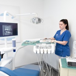 ZFA bereitet Dentalinstrumente vor | Zahnarztpraxis Kamberci in Olpe