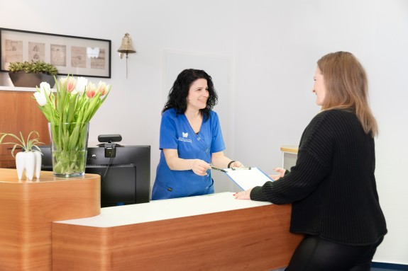 Patientin bekommt am Empfang einen Fragebogen 