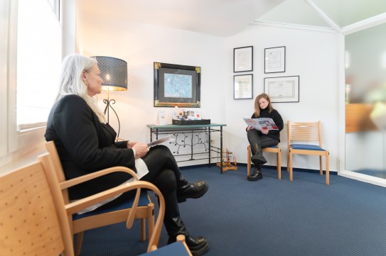 zwei Patientinnen sitzen im Wartezimmer