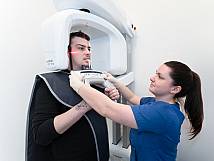 ZFA röngt die Zähne des Patienten | Zahnarztpraxis Kamberci in Olpe