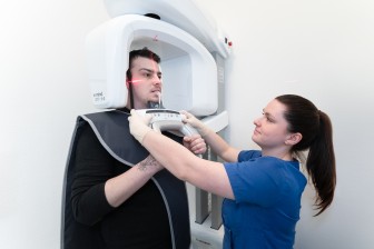 ZFA röngt die Zähne des Patienten | Zahnarztpraxis Kamberci in Olpe