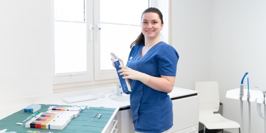 ZFA bereitet Behandlung vor